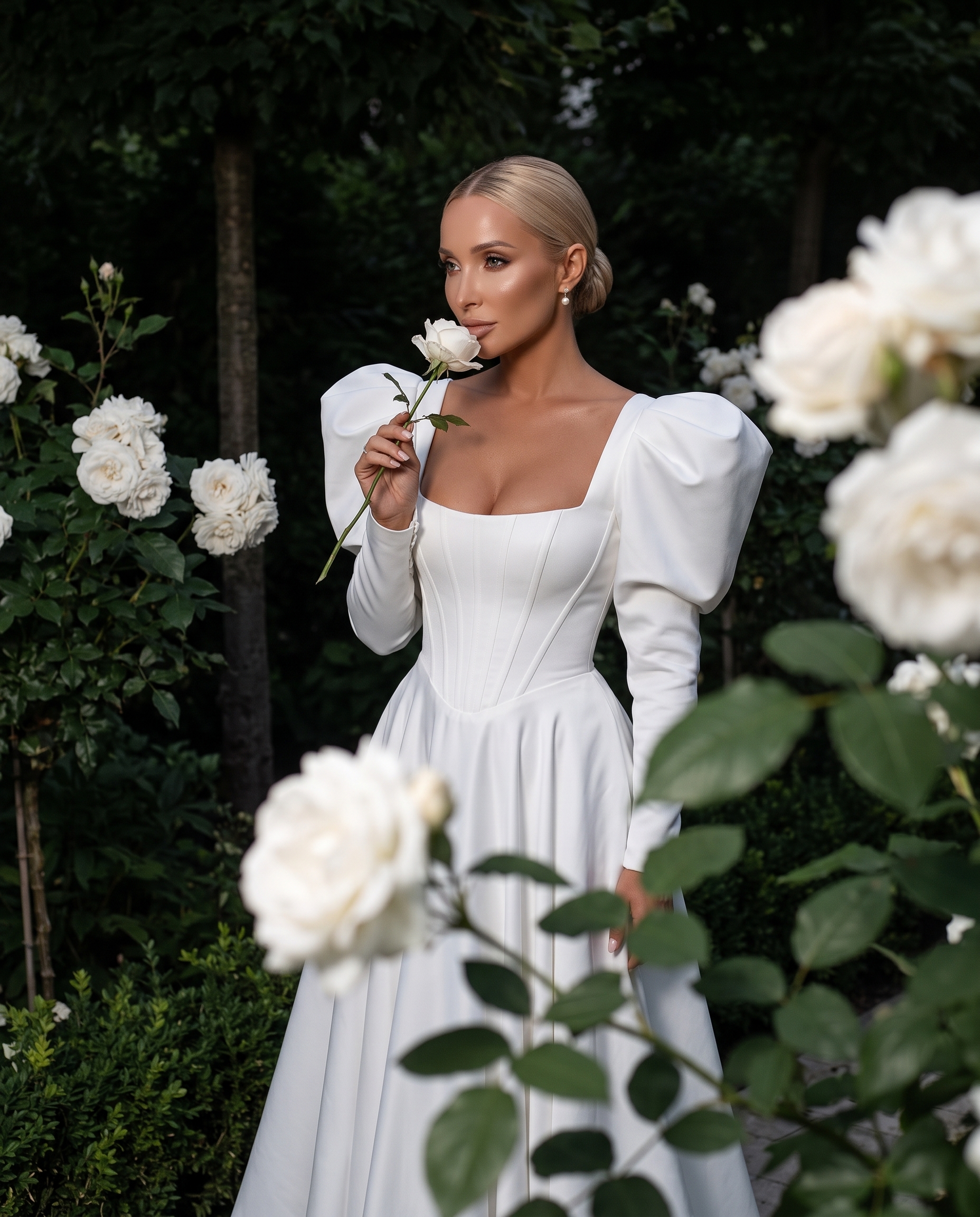 Нейрофотосессия: luxury fashion в саду белых роз
