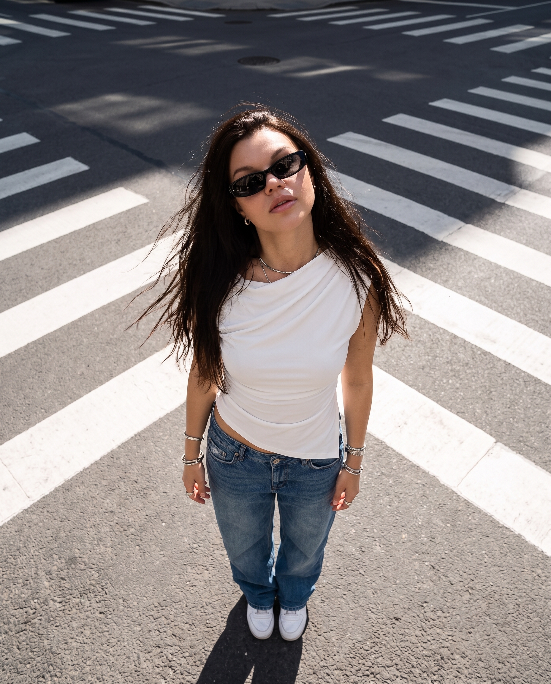 ИИ фото: девушка в стиле street-style на переходе