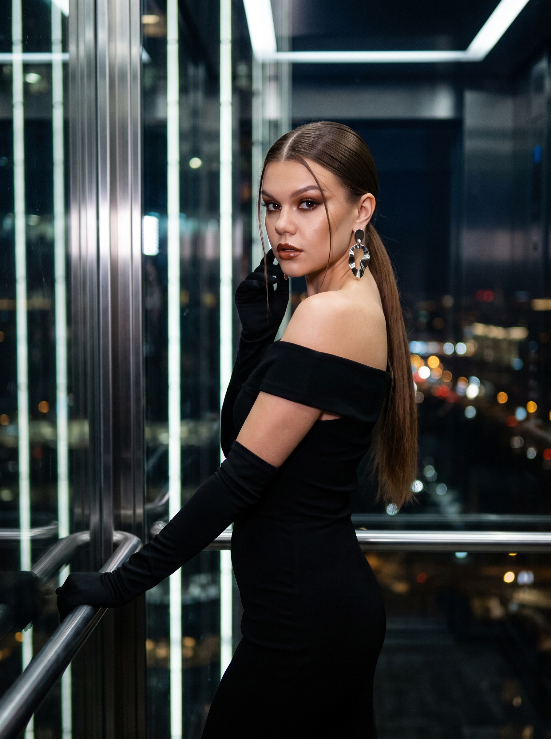 Нейрофотосессия: luxury fashion в стеклянном лифте ночью