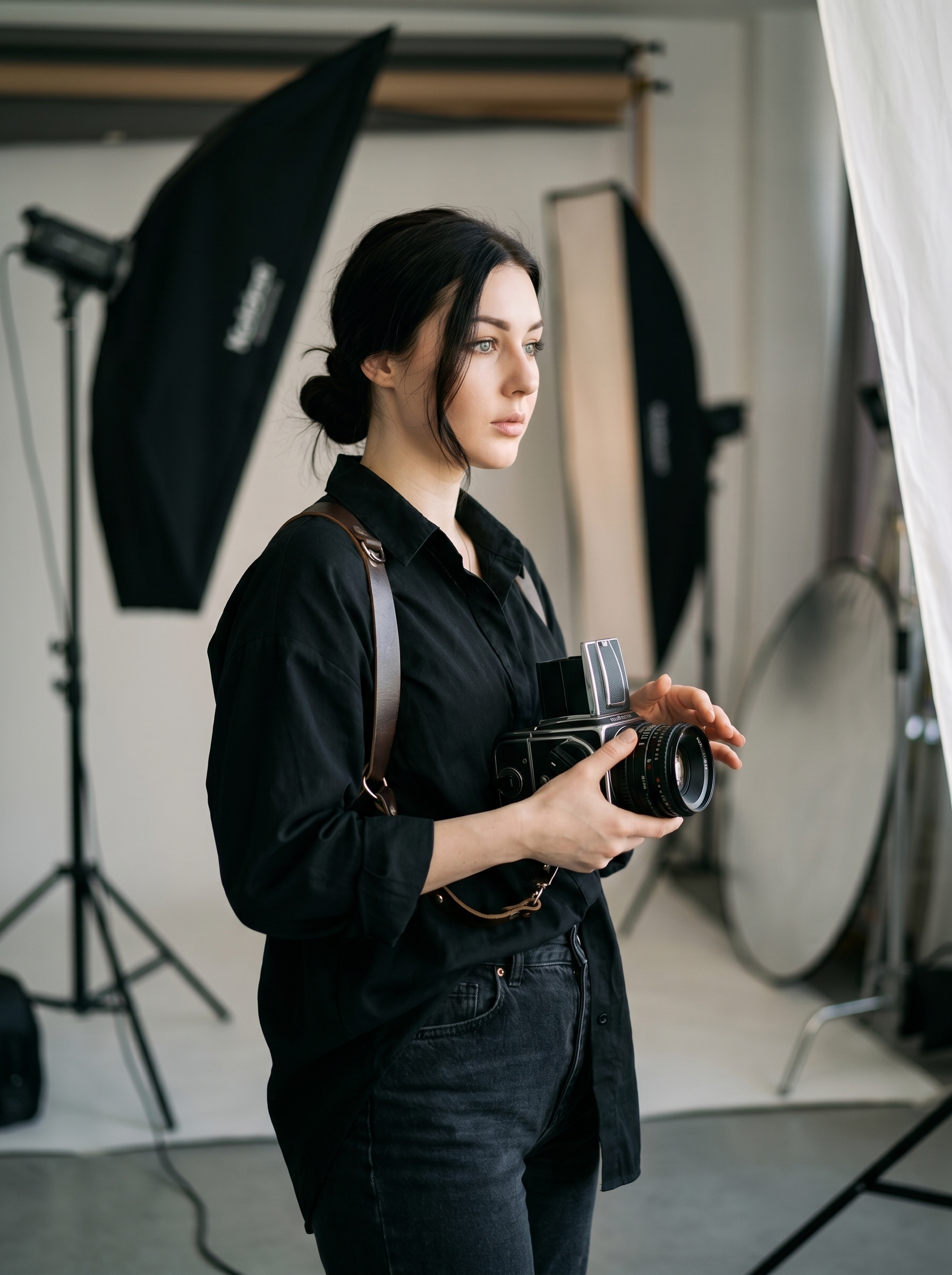 Нейрофотосессия: женщина-фотограф в студии, high-end editorial