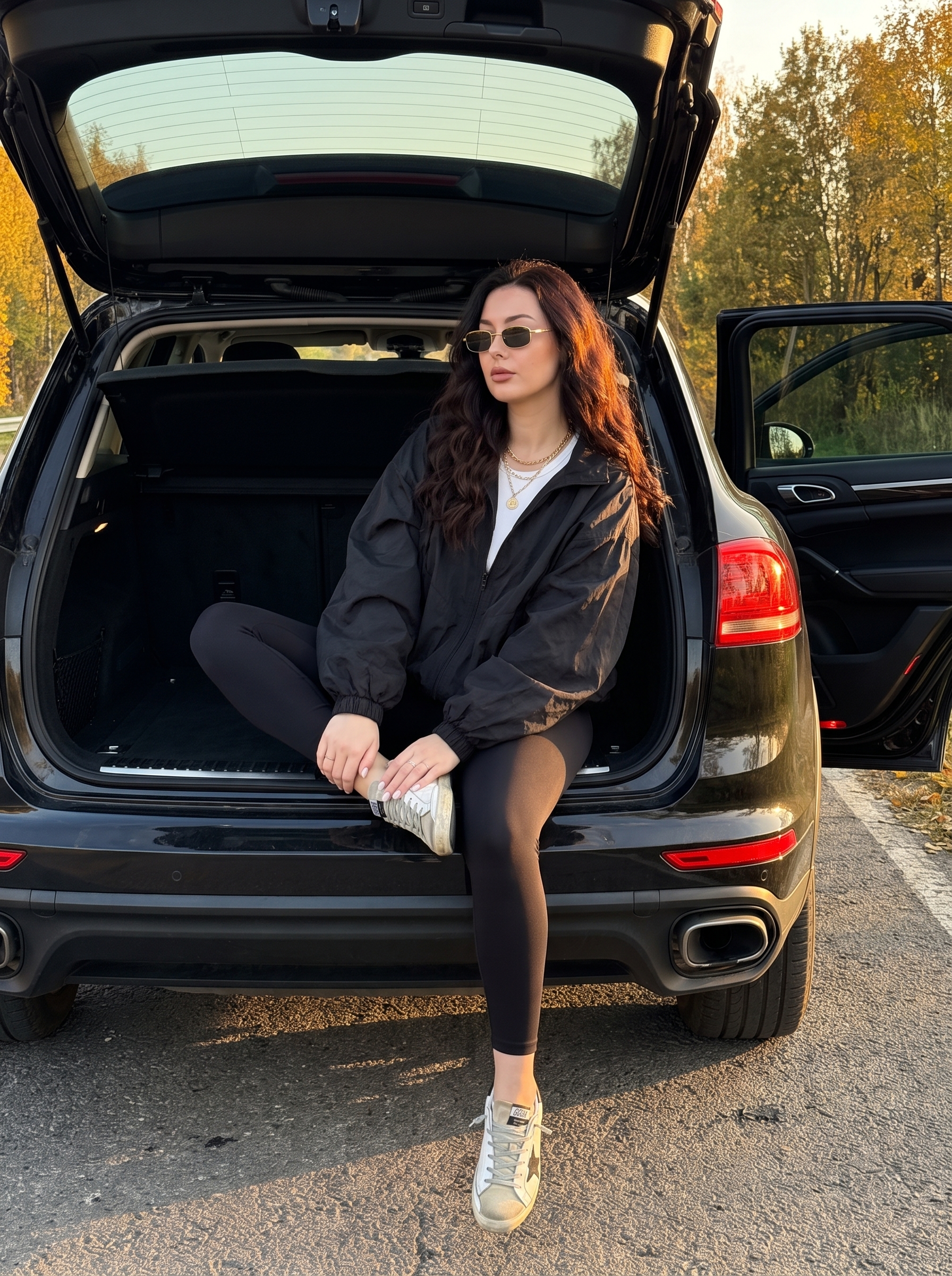 Нейрофото: девушка в багажнике авто, осенний lifestyle кадр